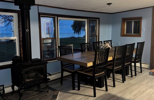 Town of Porter House | Spacious 4-bedroom house in charming Ransomville with WiFi