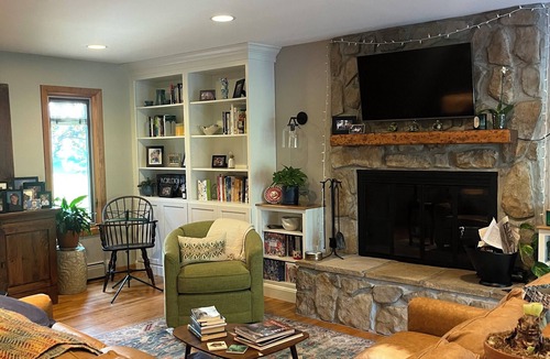 Williamstown House | Spacious 4-Bedroom Retreat with Mountain Views – Family & Pet Friendly