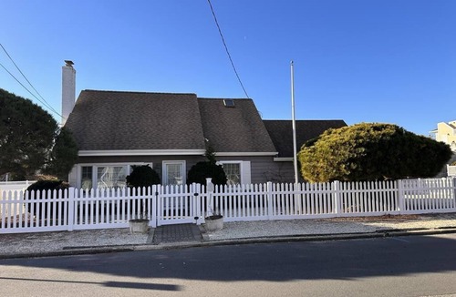 The Dunes House | Spacious 4BR House in Charming Haven Beach 1 Block from the Ocean