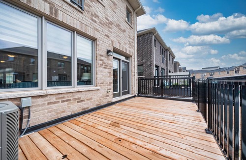 Oakville House | Spacious 4BR Oakville Townhome with Free Parking