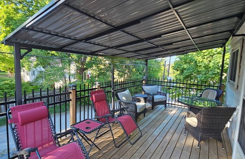 Peterborough House | Spacious 4BR Retreat w/King Loft Near Downtown PTBO & Hospital + Parking