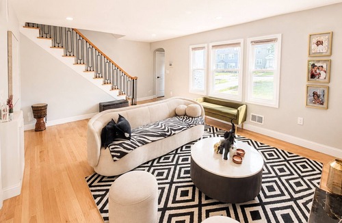 Orange House | Spacious 5-bedroom house in charming City of Orange with AC