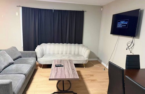 London House | Spacious 5-bedroom bungalow in superb London with AC