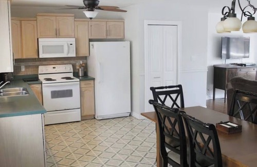 Eagle Lake Cottage | Spacious 5 bedroom house on Eagle Lake. 5 mins from Sir Sams.