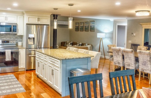 Barnstable House | Spacious 5-bedroom house with Backyard Fun
