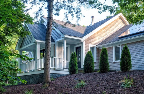 Barnstable House | Spacious 5-bedroom house with Backyard Fun