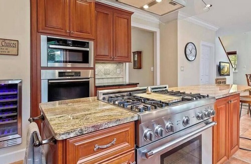 Darnestown Villa | Spacious 5-bedroom villa in peaceful Potomac with AC and gym