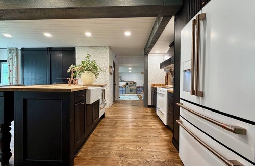 Pittsfield House | Spacious 5BR Farmhouse Sleeps 10 Perfect for Families Near Two Lakes