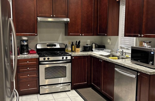 Ajax House | Spacious 5BR Home for Families/Business Travelers