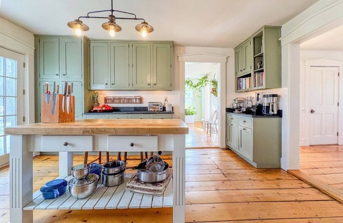 Belmont House | Spacious 6-Bedroom Farmhouse with Stunning Mountain Views