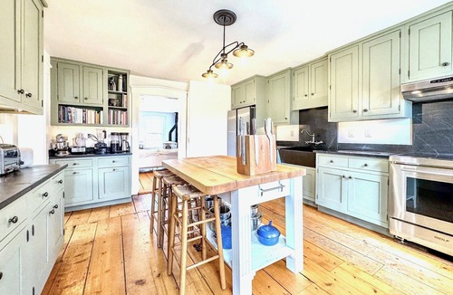 Belmont House | Spacious 6-Bedroom Farmhouse with Stunning Mountain Views