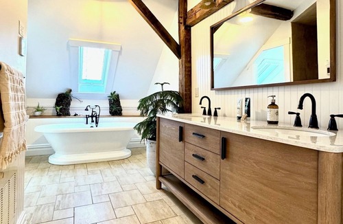 Belmont House | Spacious 6-Bedroom Farmhouse with Stunning Mountain Views