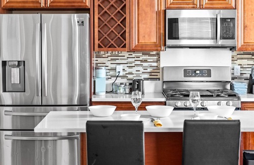 Quincy Apartment | Spacious 6BR Quincy Beach Near Boston Family Vacation & Pet-Friendly 555