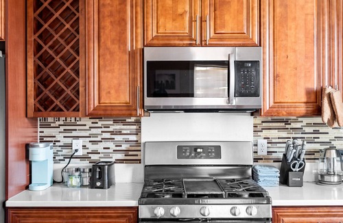 Quincy Apartment | Spacious 6BR Quincy Beach Near Boston Family Vacation & Pet-Friendly 555