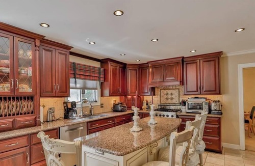 Bethlehem House | Spacious 7 bed Paradise in Bethlehem with private heated pool and fitness room