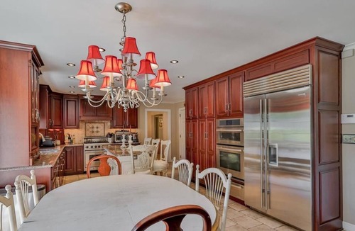 Bethlehem House | Spacious 7 bed Paradise in Bethlehem with private heated pool and fitness room