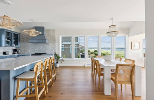 Scarborough House | Spacious 7-bedroom house with WiFi and AC in fabulous Pine Point Scarborough