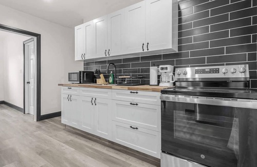 Downtown Niagara Falls House | Spacious 8-bedroom home in Niagara Falls Perfect for groups!