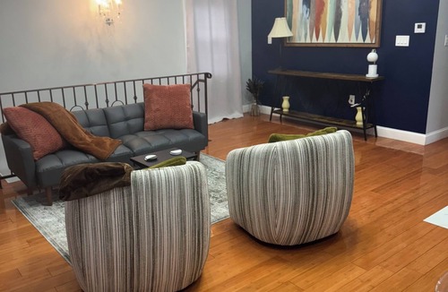 Queens House | Spacious and modern 3BR/2BA Retreat with A/C – Minutes from Airports & the City
