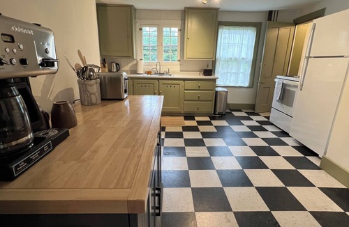 Belfast Apartment | Spacious and bright 3-bedroom in a charming historical building in town Belfast