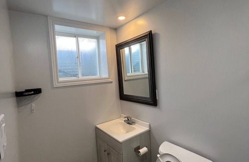 Ottawa Division House | Spacious and bright, basement-furnished apartment in a townhome