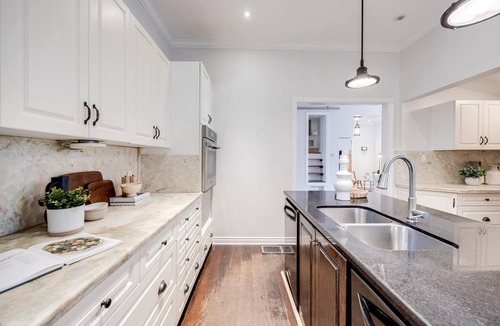 Leslieville House | Spacious and Charming Modern 3-bedroom house in Leslieville w/Hot Tub