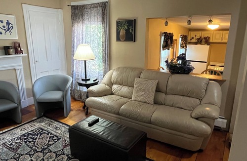 The Port House | Spacious Apt. 2 car free parking great location.