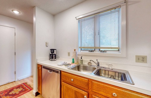 Bartlett Condo | Spacious condo w/private washer/dryer, deck, gas grill, free WiFi, shared pool
