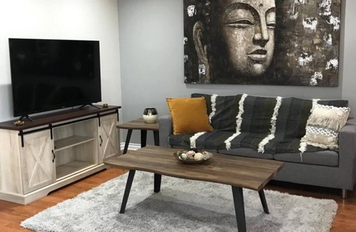The Queensway House | Spacious, elegant, 2BR newly renovated close to DT