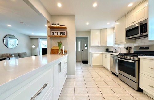 Halton Regional Municipality House | Spacious Family Home Quiet Street Dining & Shops Nearby 20 Mins to Airport