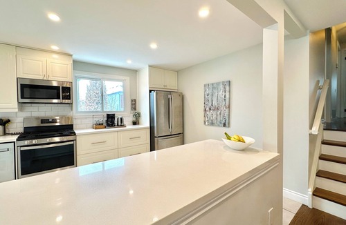 Halton Regional Municipality House | Spacious Family Home Quiet Street Dining & Shops Nearby 20 Mins to Airport