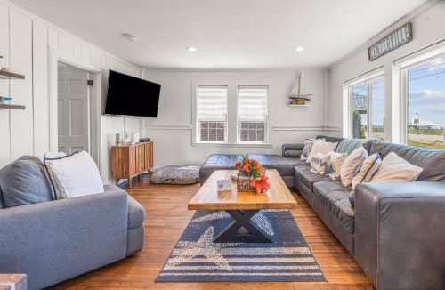 Centerville House | Spacious FamilyOceanfront 6BR Across Craigville Beach