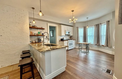 Buffalo House | Spacious Historical Home by Parks, Shops, 4bd 2ba Save Weekly & monthly.