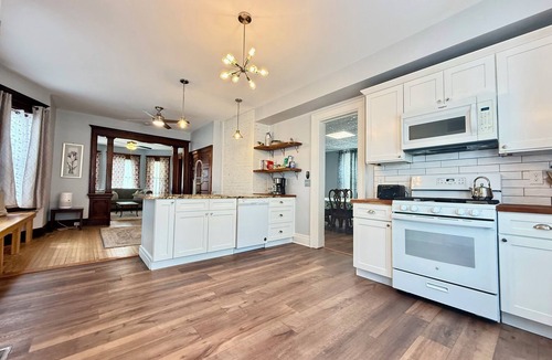 Buffalo House | Spacious Historical Home by Parks, Shops, 4bd 2ba Save Weekly & monthly.