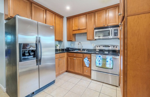 Chelsea House | Spacious Home, 10 min to Boston, Sleeps 12, Free parking 3 cars, Outdoor area