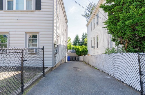 Chelsea House | Spacious Home, 10 min to Boston, Sleeps 12, Free parking 3 cars, Outdoor area