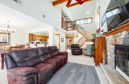 Tannersville House | Spacious home close to slopes with central AC, wood fireplace, & deck