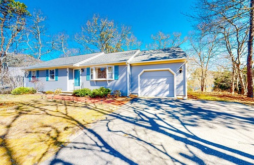 Northwest Harwich House | Spacious home on Hinckleys Pond with game room, sunroom & quick access to trail