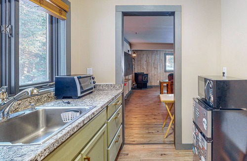 Londonderry House | Spacious house, dog-friendly, hot tub, fire pit, bbq, balcony, yard, w/d, wifi
