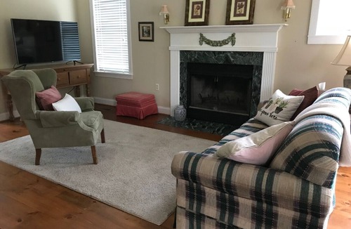 Malvern Apartment | Spacious in-law suite with kitchen and private entrance