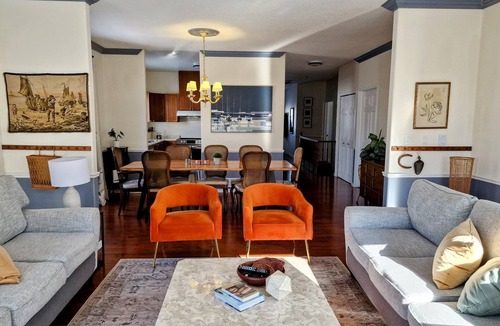 Kingston House | Spacious Kingston 6 Bedrm 3.5 BA Quiet St Near Shops Ideal for Families