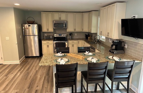 Lake Harmony House | Spacious Lake view-Walk to all the restaurants! - Lake Access - 12 Beds