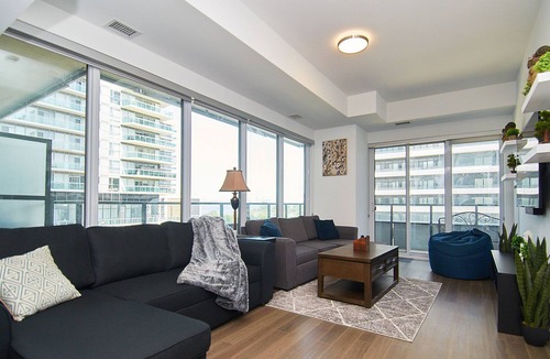 Humber Bay Shores Condo | ★Spacious Lakeview Condo Near Downtown (Sleeps 6 adults + 2 kids)★