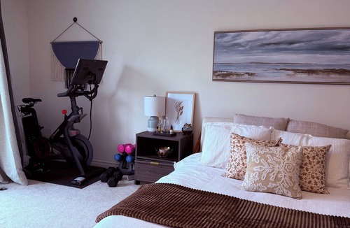 Alderwood House | Spacious Loft-Style Retreat | Private Room in Townhouse!