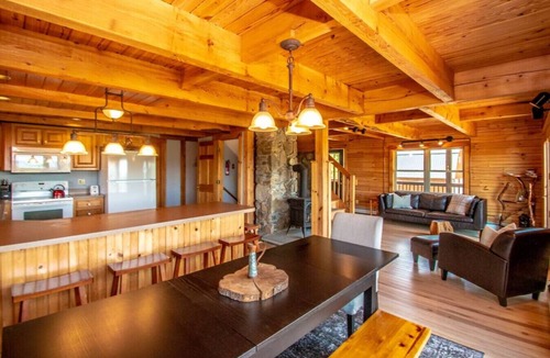 Brownfield House | Spacious Log Home Overlooking 40 White Mnt Peaks with Extreme Privacy: Host Weddings