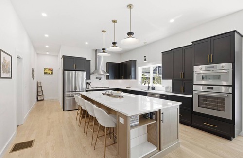 Sharon House | Spacious Luxury Farmhouse 7mi Stadium & Train | EV Charger, Firepit, Ping Pon.
