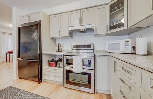 Clarington House | Spacious Modern 4BR Home | Family & Group Getaway, a minute walk to Lake Ontario