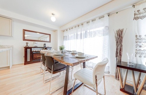 Clarington House | Spacious Modern 4BR Home | Family & Group Getaway, a minute walk to Lake Ontario