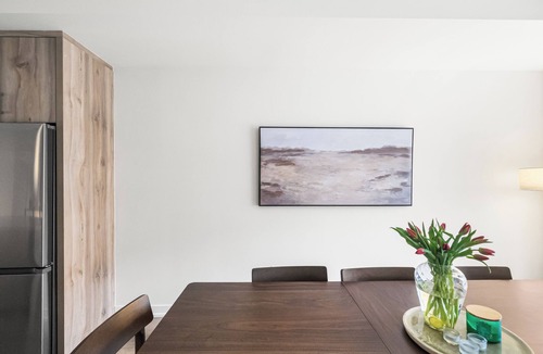 Oakville House | Spacious Modern 4BR Oakville Parking Near GO