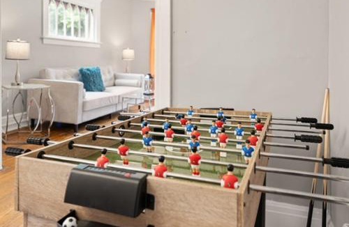 Southside House | Spacious Modern 6BR Near SU, Destiny USA, Zoo & Downtown, Sleeps 18